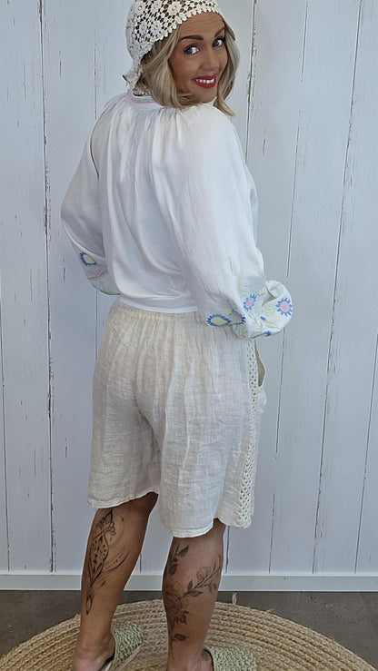 Beige linshorts med hekledetaljer