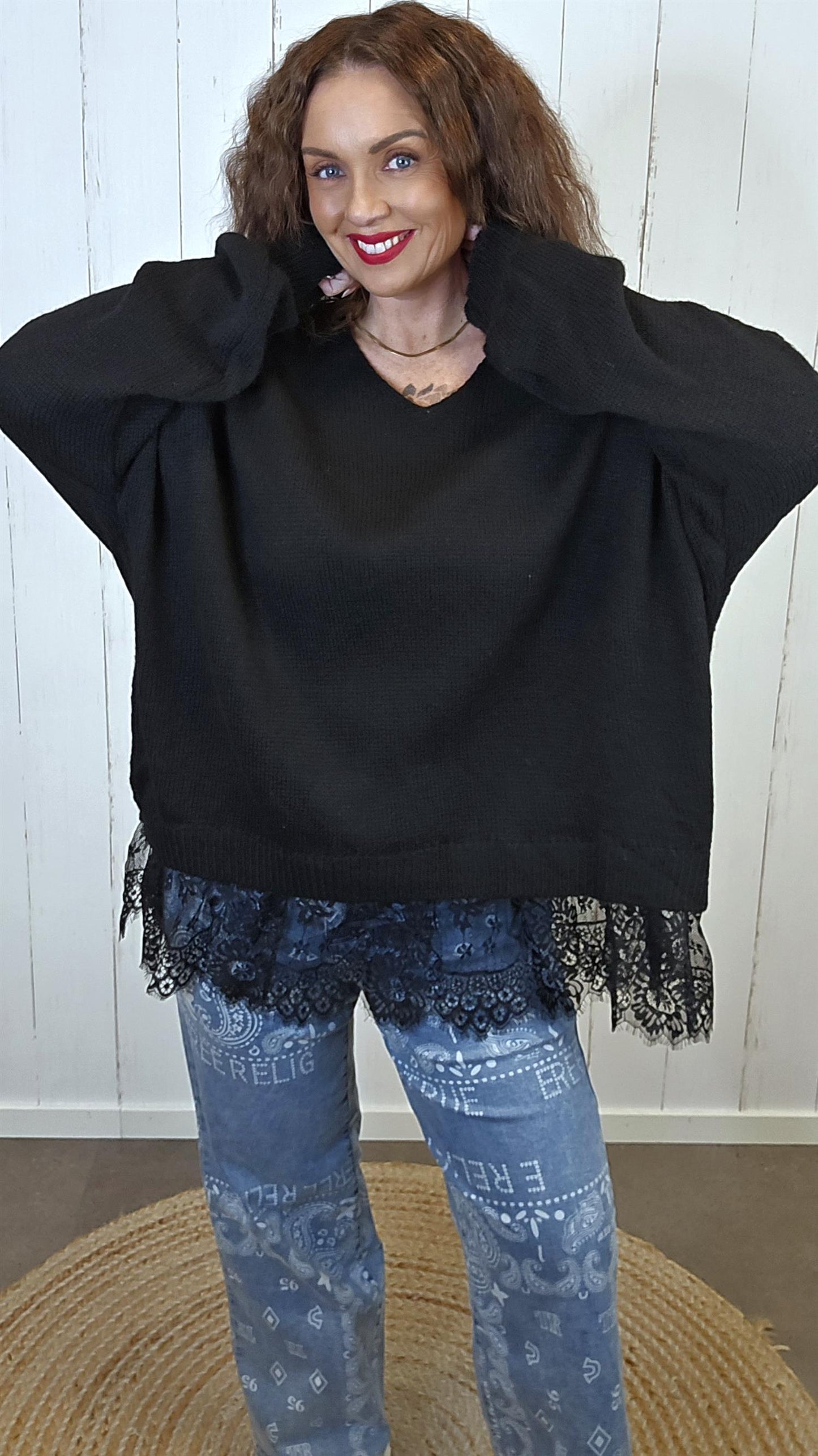 Signe V-hals strikkegenser med blondekant