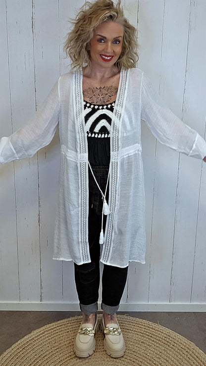 Lang kimono med blonder og dusker