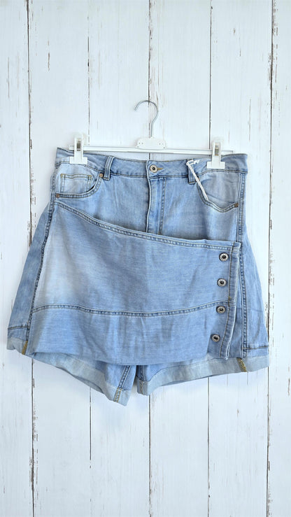 Denim shorts med omslag og knappedetaljer