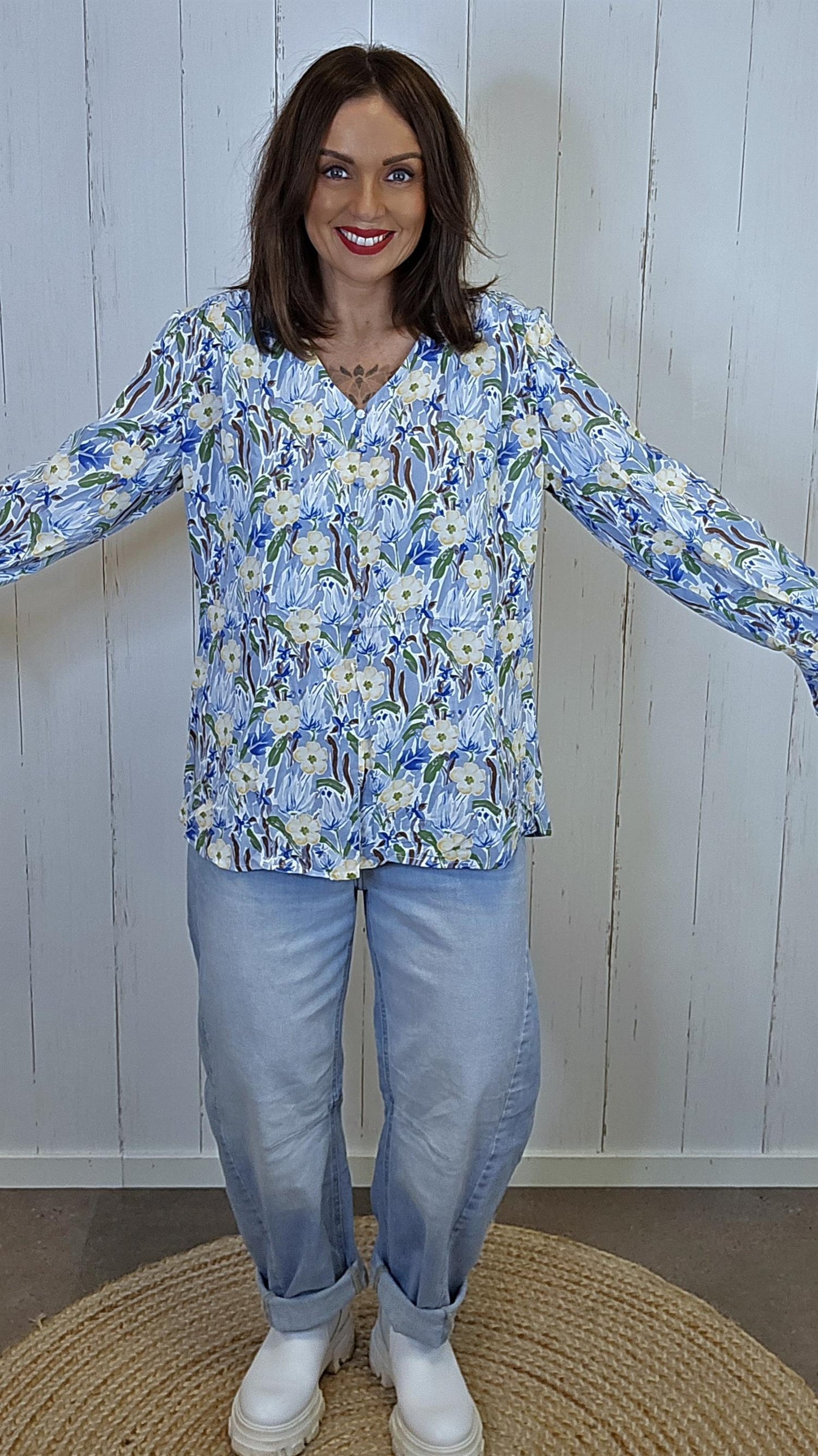 Elise blomsterbluse lys blå