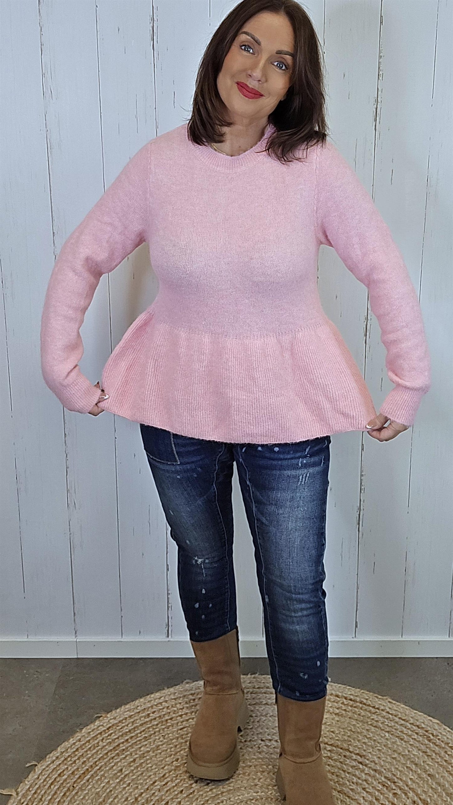 Siv rosa myk genser med knappdetaljer bak