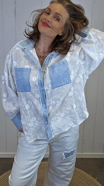 Vera blondeskjorte med denimdetaljer