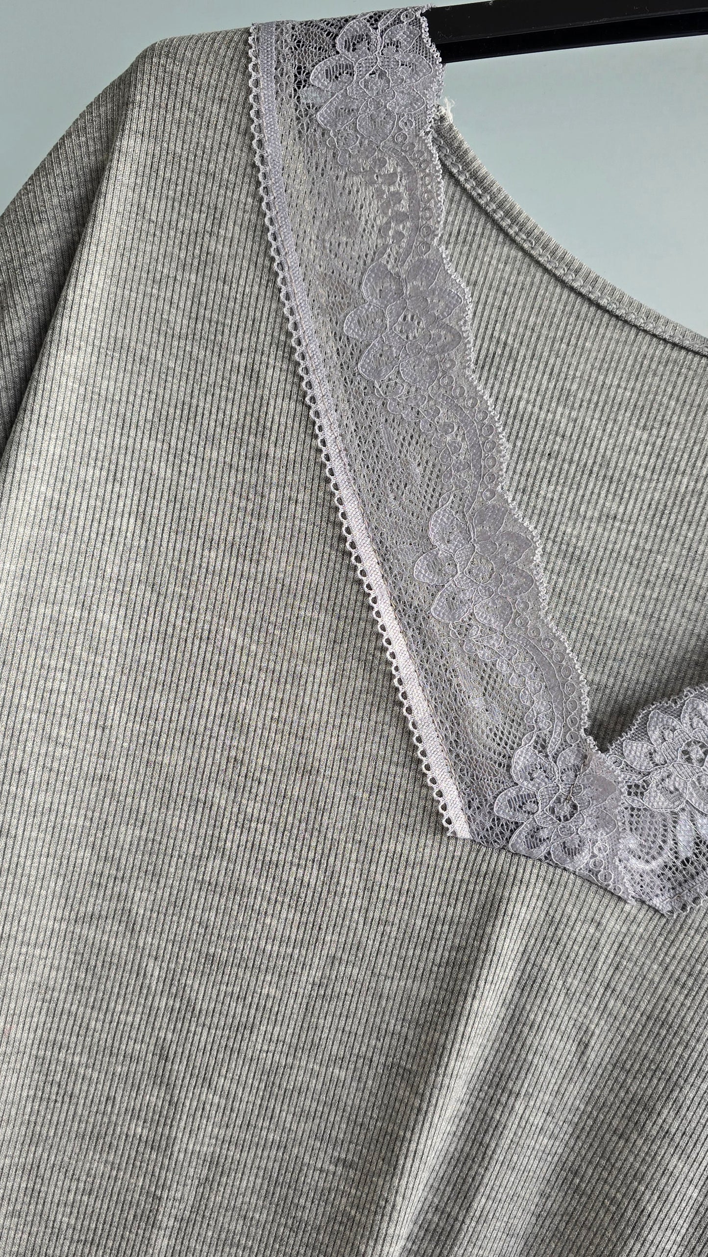 Basic Top med blonder grå