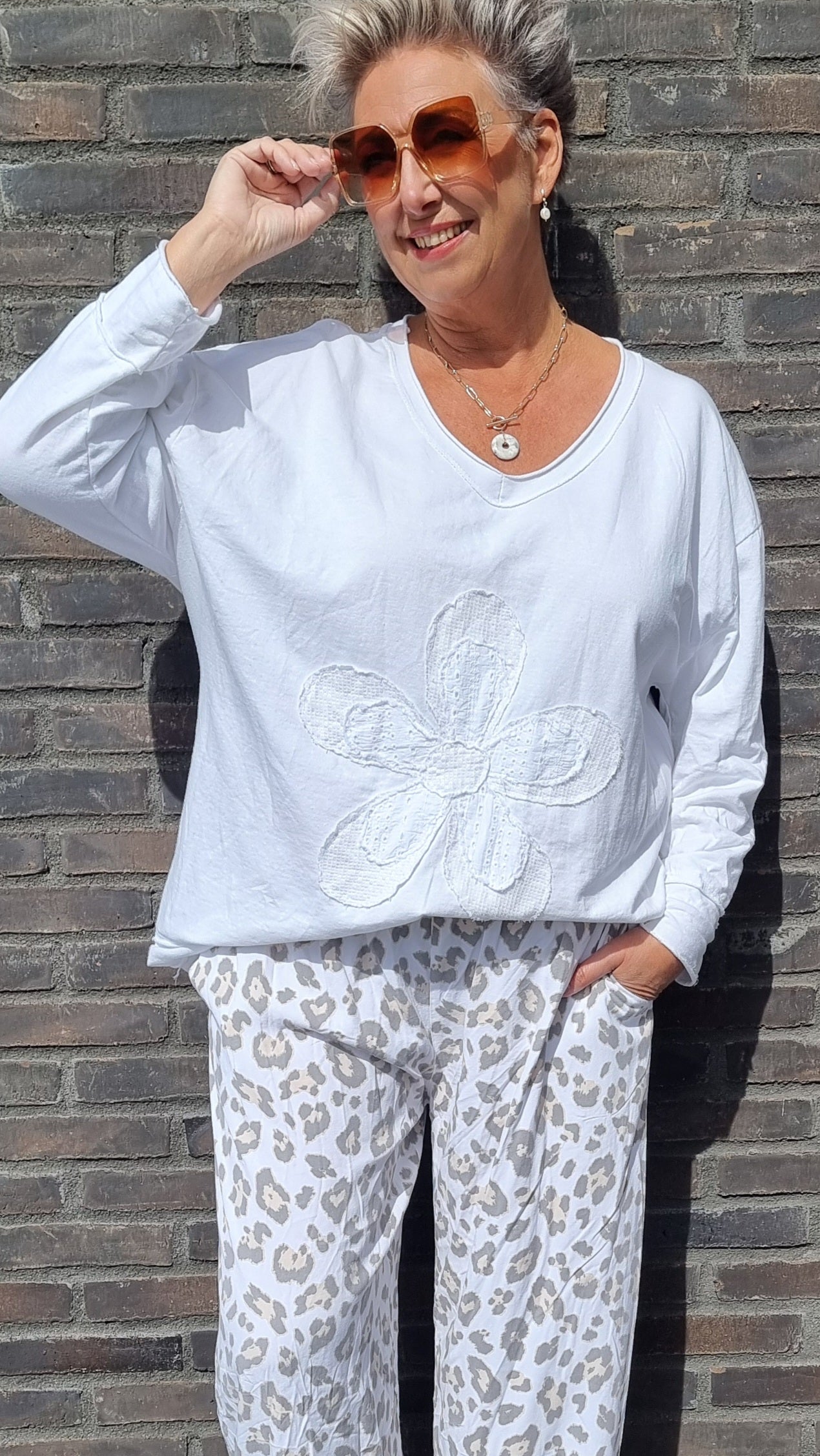 Lise top hvit med blomst