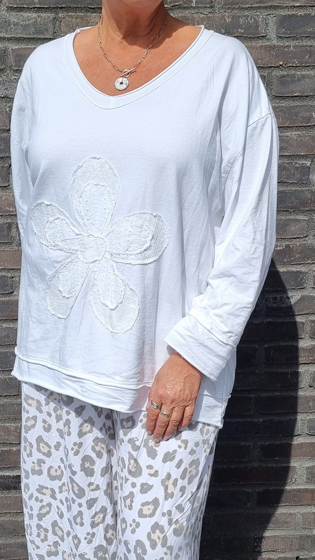 Lise top hvit med blomst