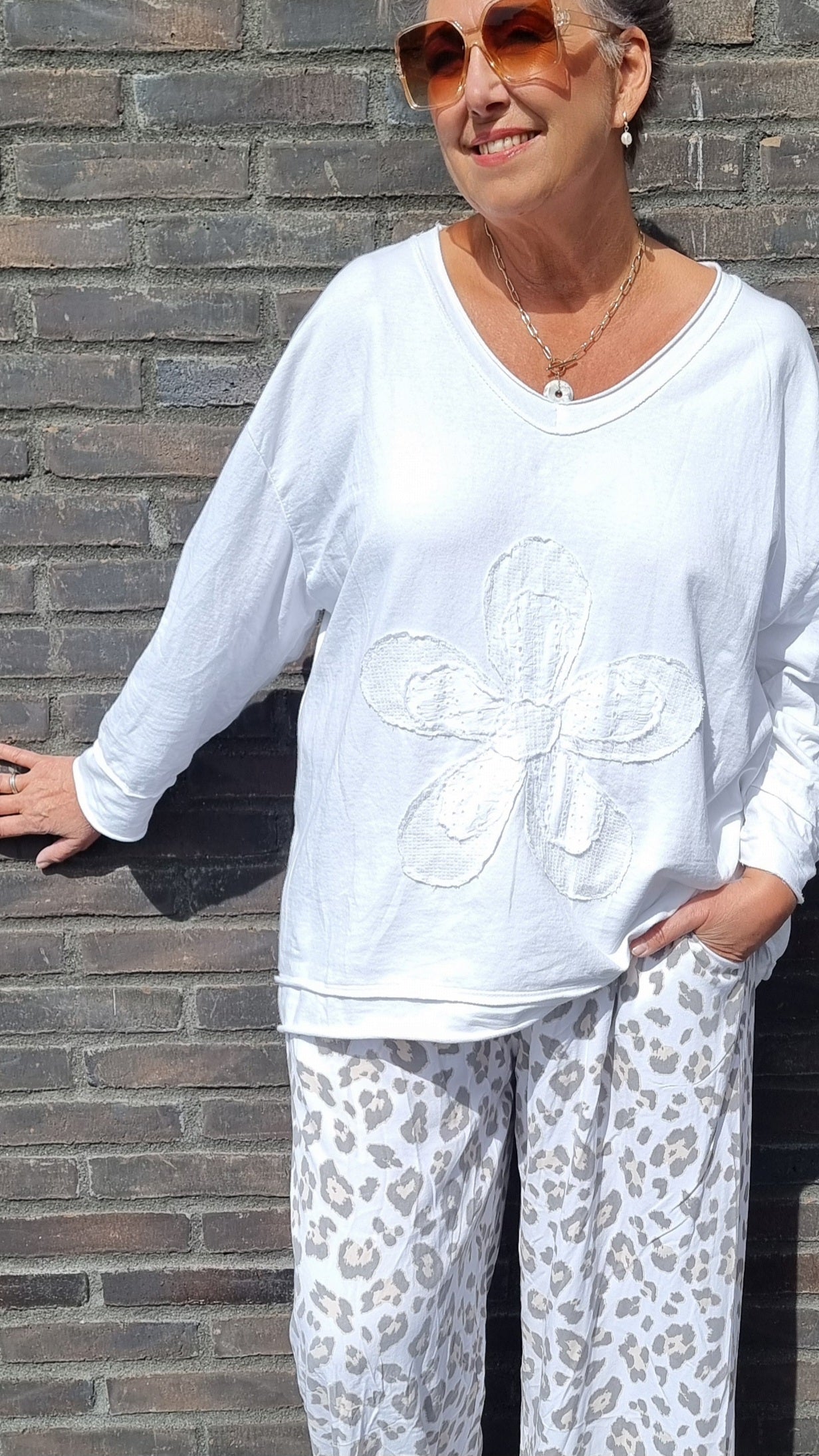 Lise top hvit med blomst