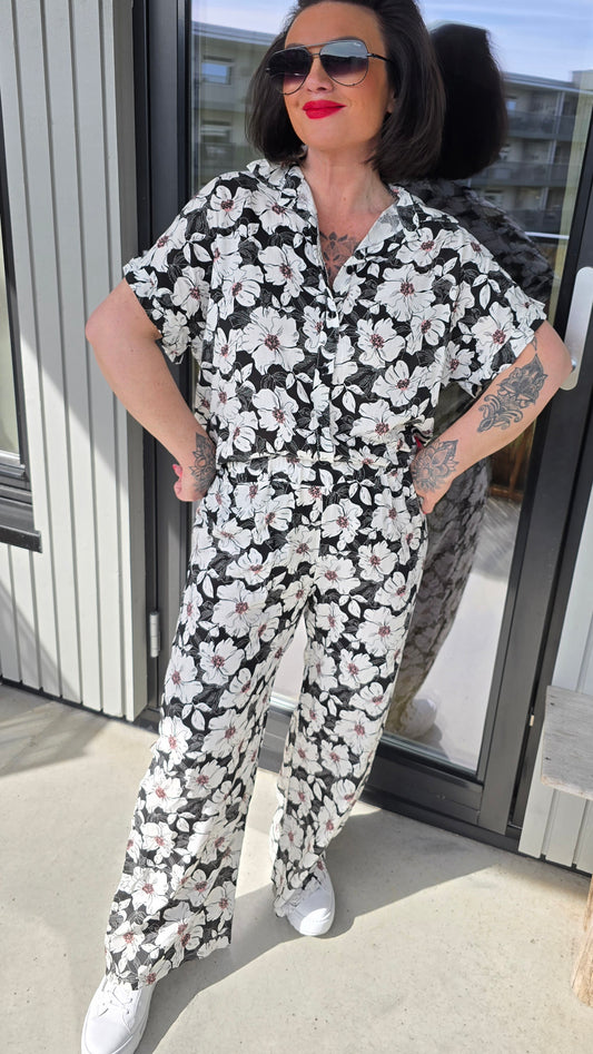 Miriam sett bukse og skjorte