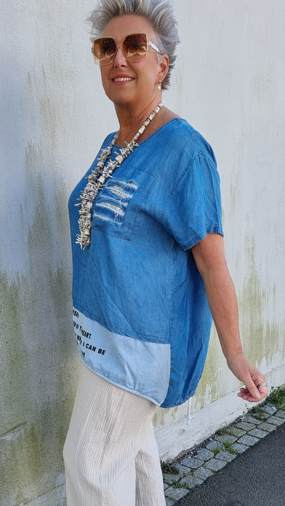 Sarah denim bluse med tekst
