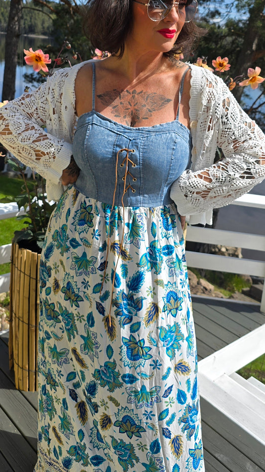 Mia kjole blå med blomster