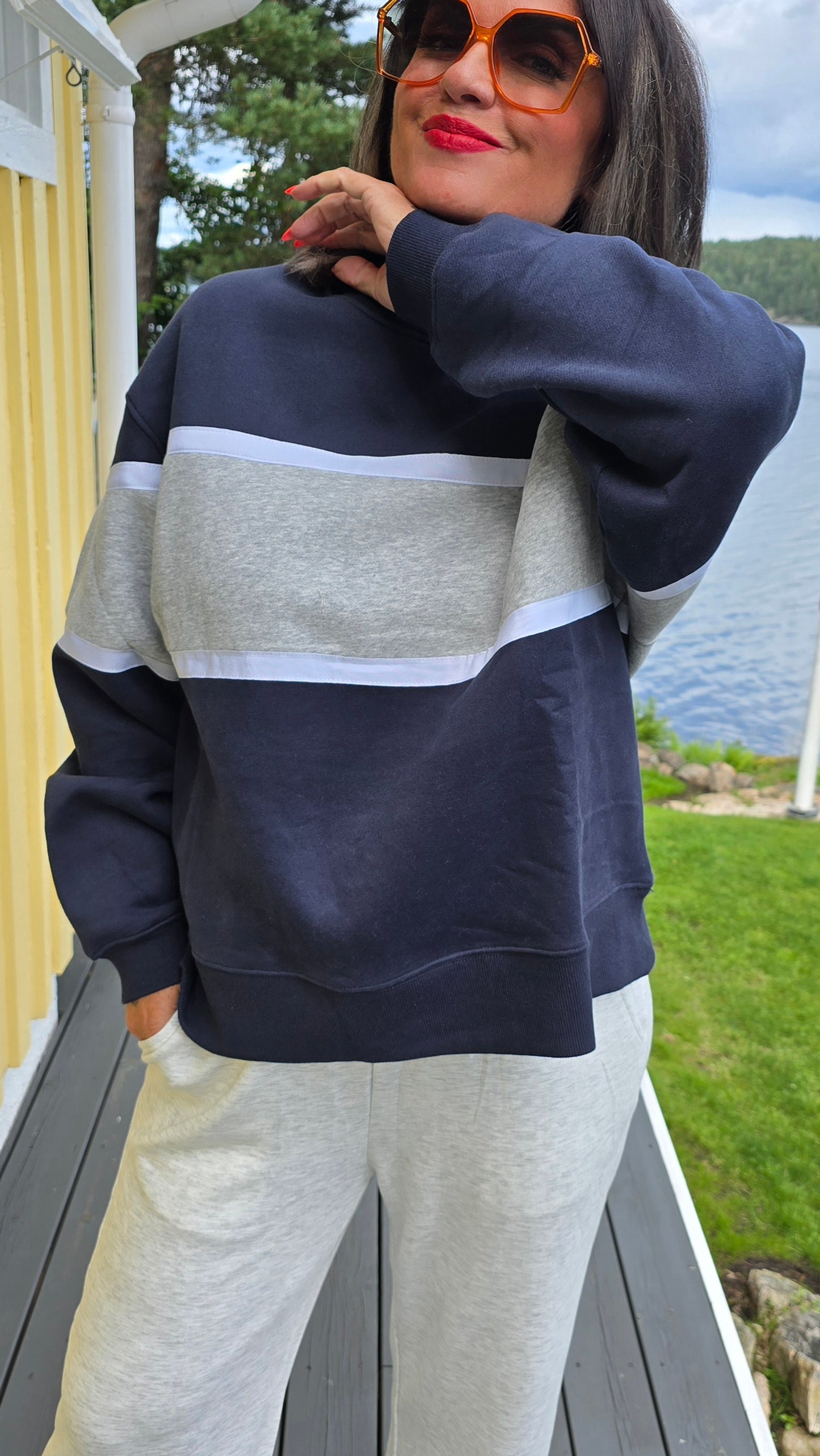 Lise genser navy og grå