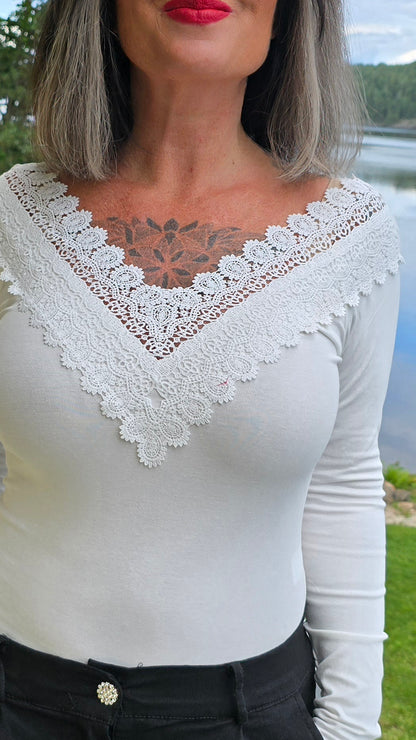 Patricia body topp med blonder hvit