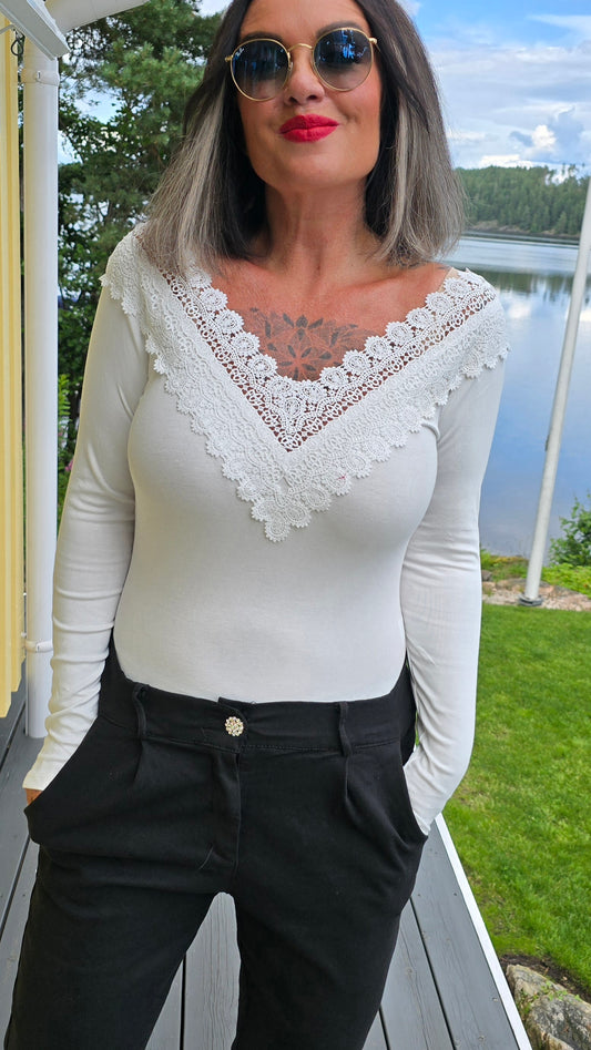 Patricia body topp med blonder hvit