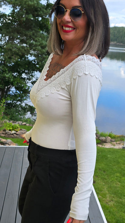 Patricia body topp med blonder hvit