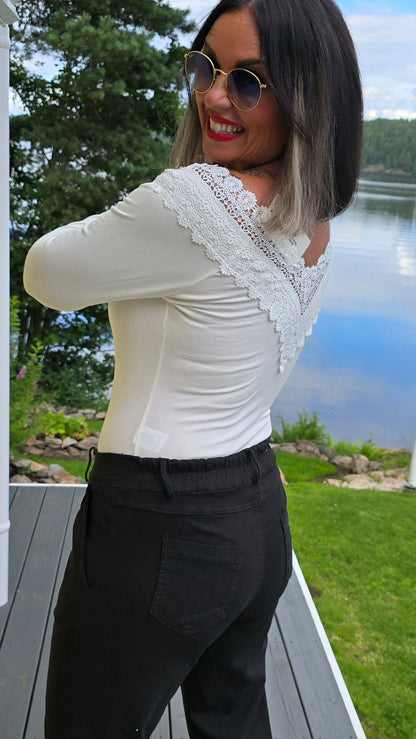 Patricia body topp med blonder hvit