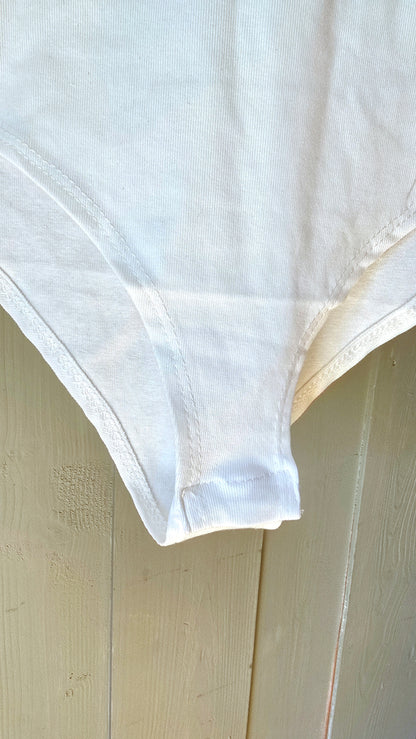 Cally body topp med blonder hvit