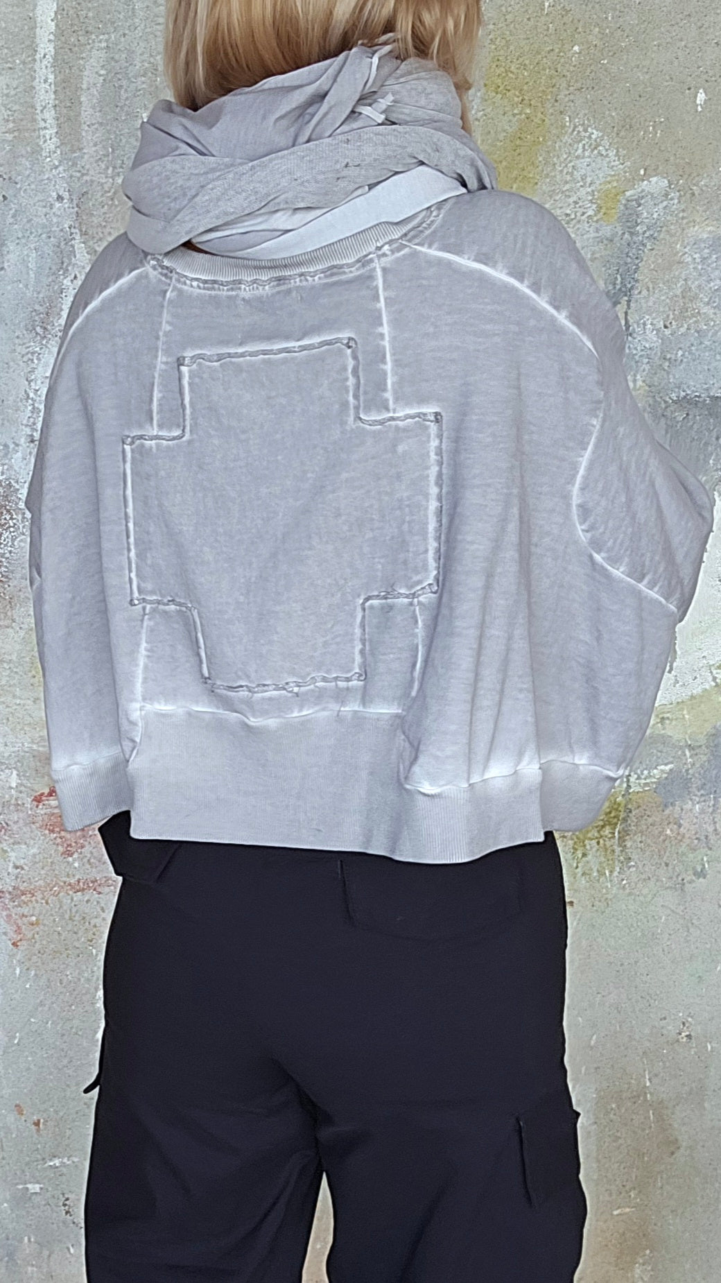Wide extra short sweat cement