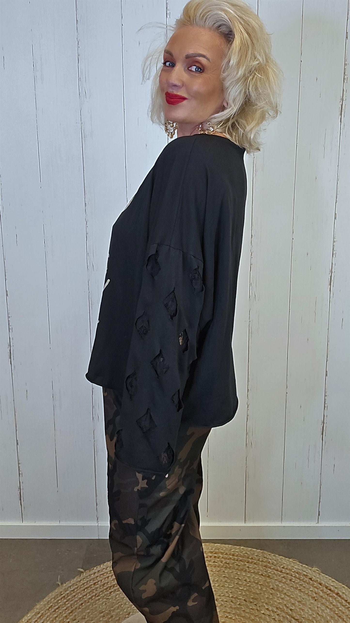 Livia oversized topp med blondeermer svart