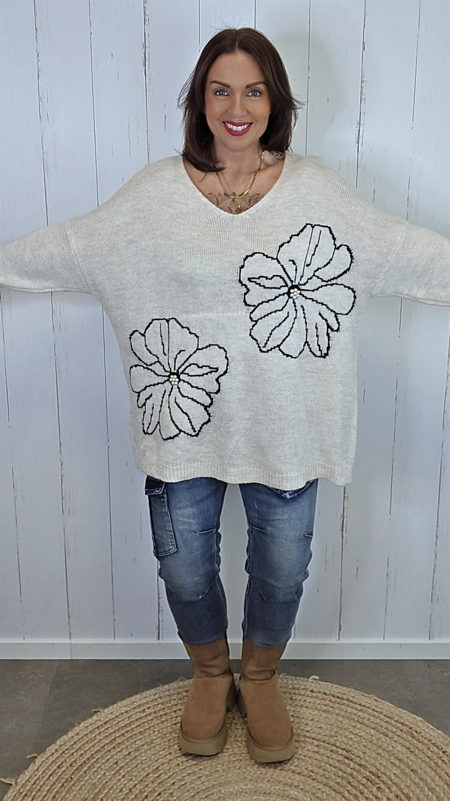 Elise beige blomsterstrikk med perledetaljer