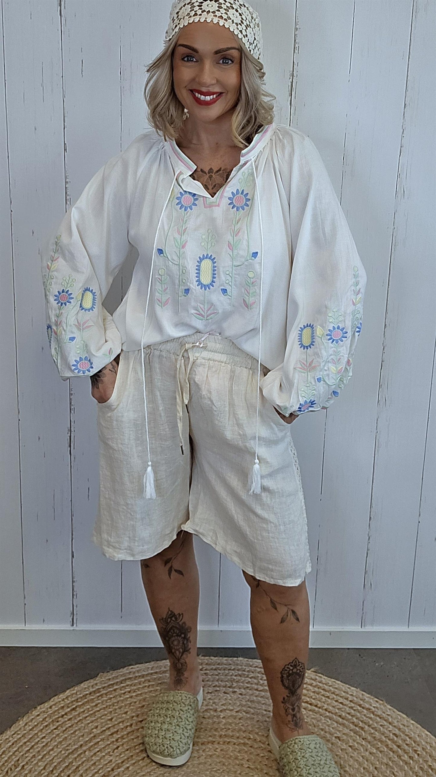 Brodert boho-bluse i linblanding