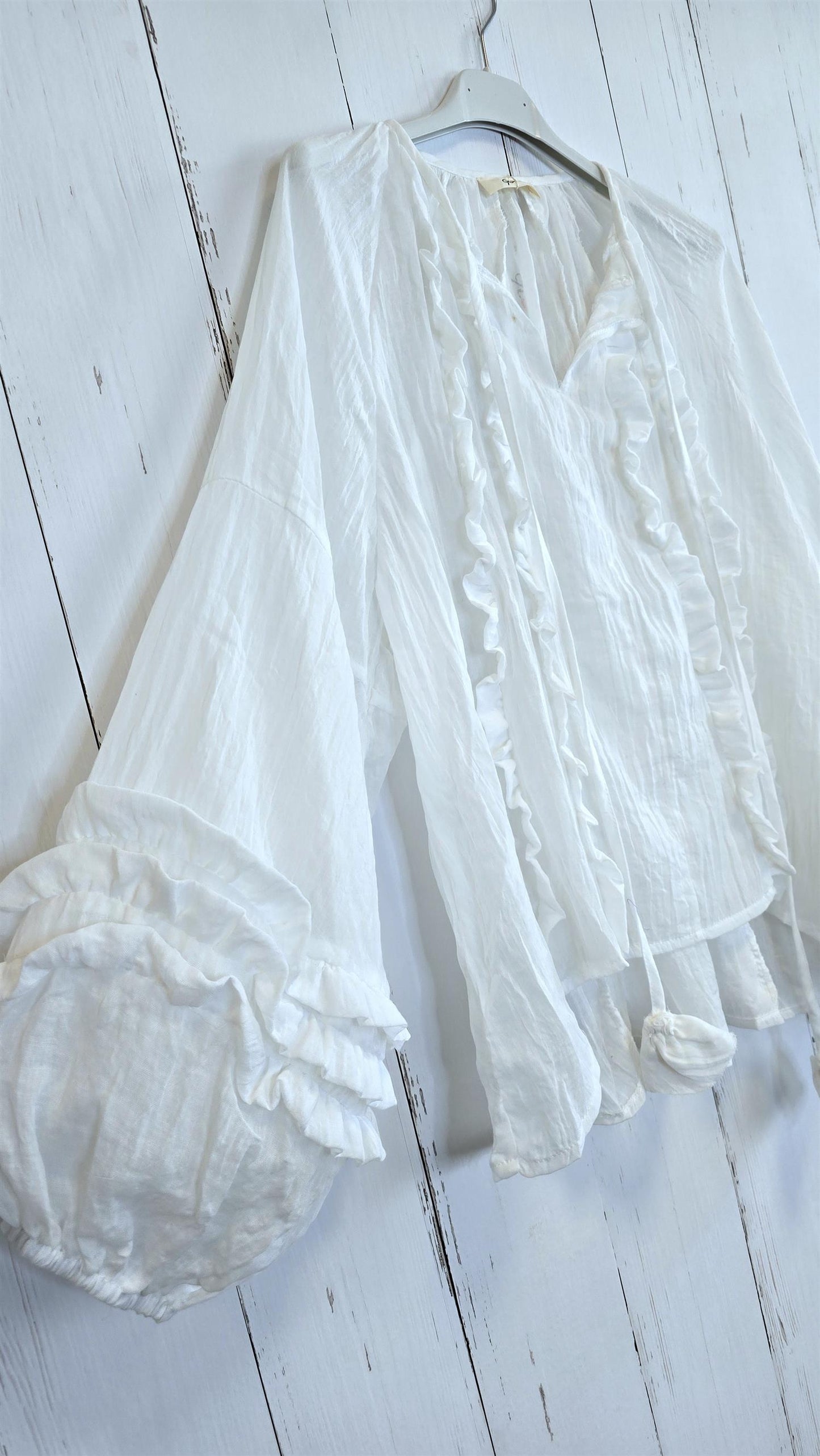 Mia bluse med volanger og knyting hvit