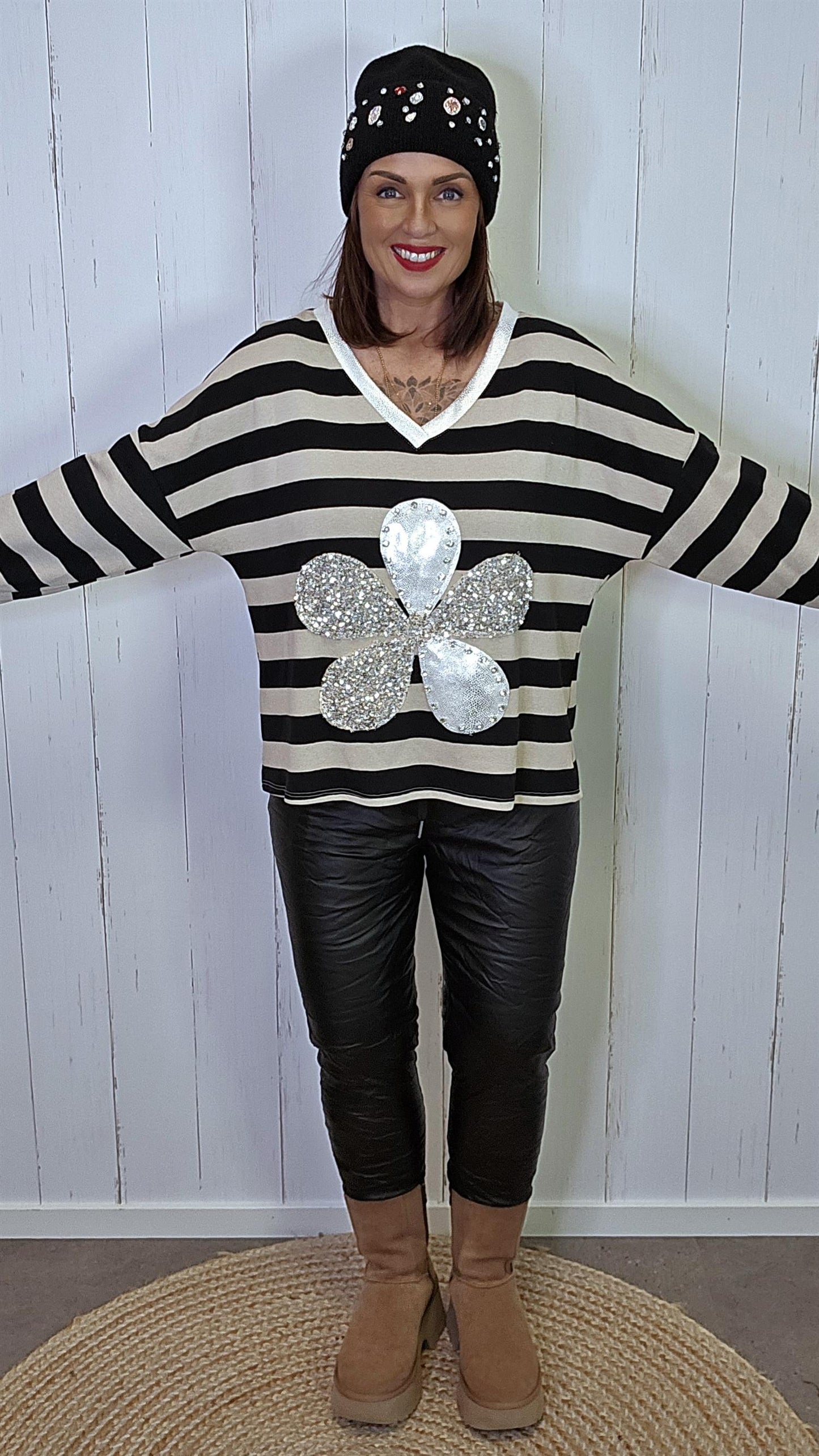 Stripet genser med blomsterdekor svart