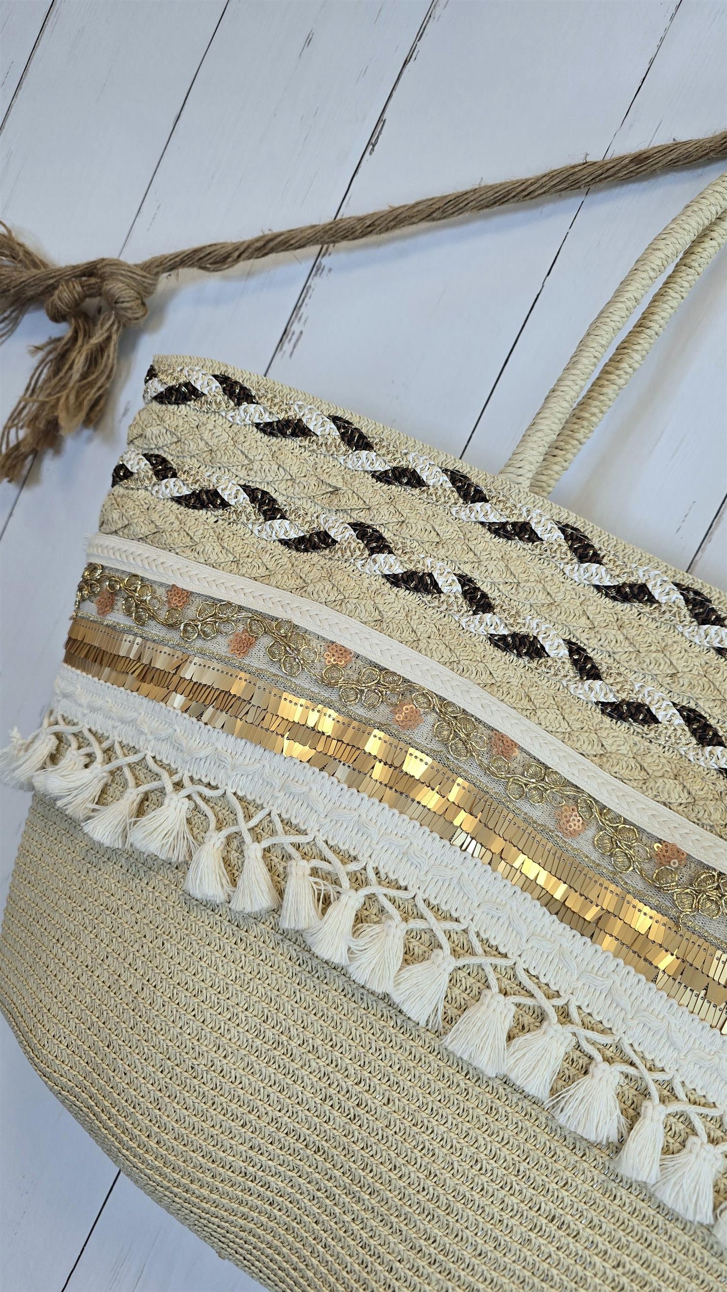 Stråveske med detaljer beige