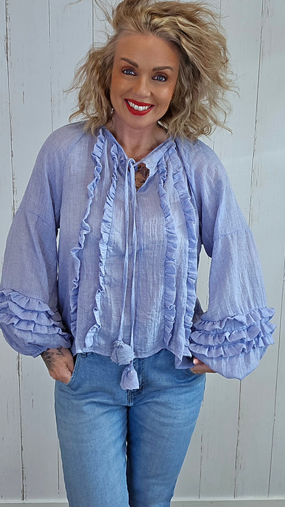 Mia bluse med volanger og knyting blå lilla