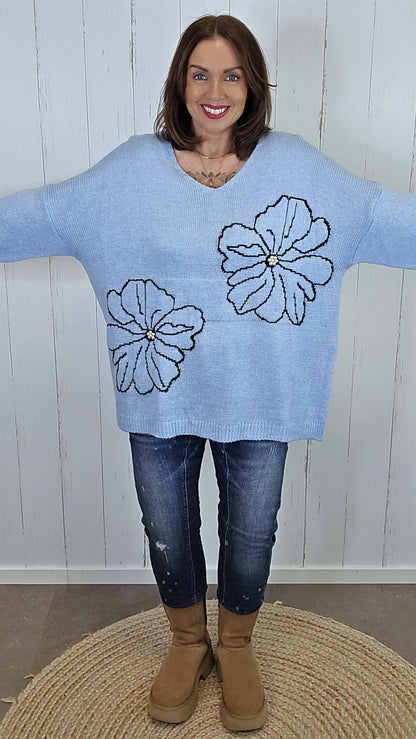 Elise blå blomsterstrikk med perledetaljer