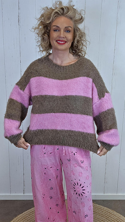 Stripete fluffy strikkegenser i rosa og mocha