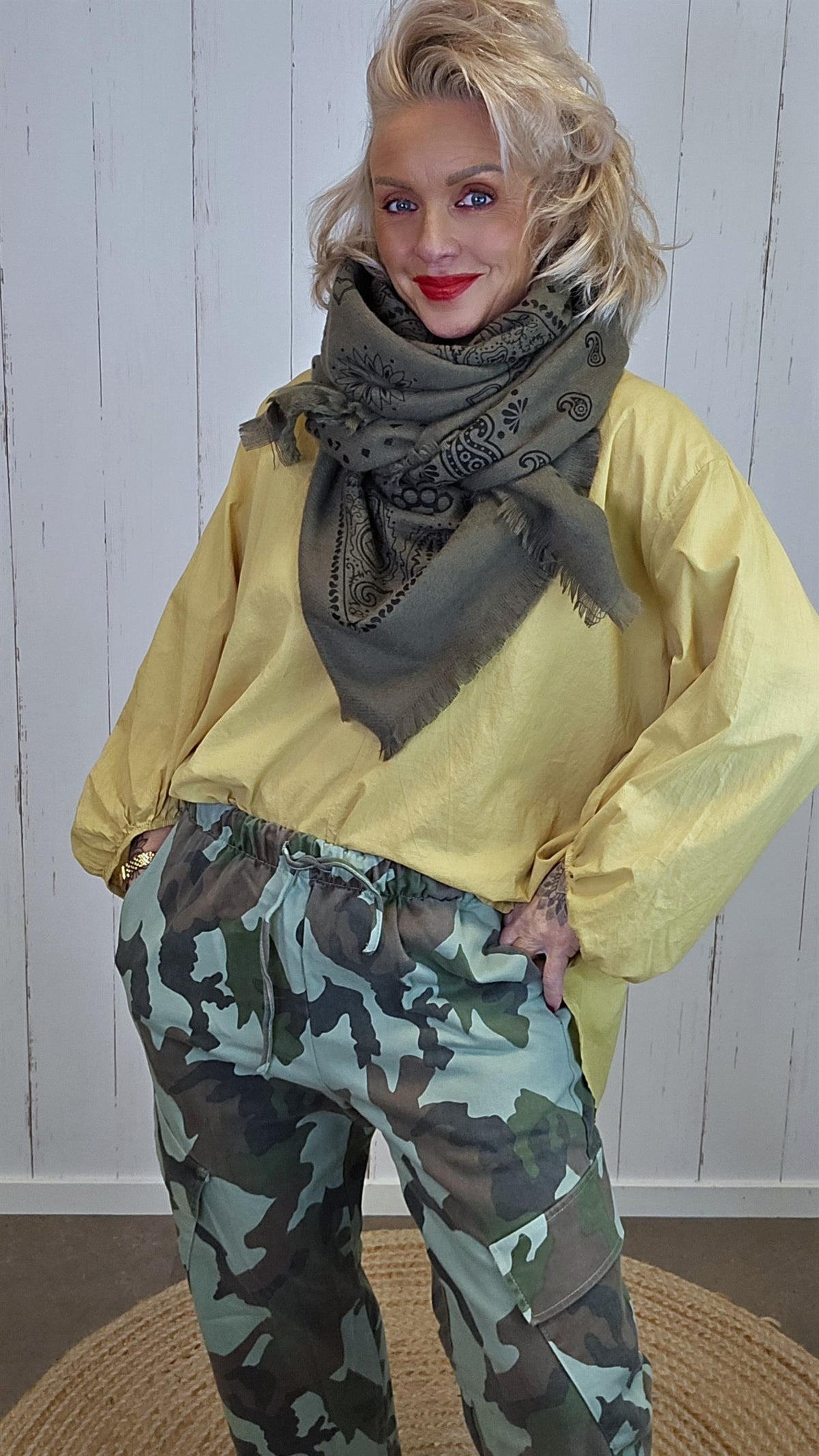 Jolie camobukse med cargolommer og lett barrelfasong