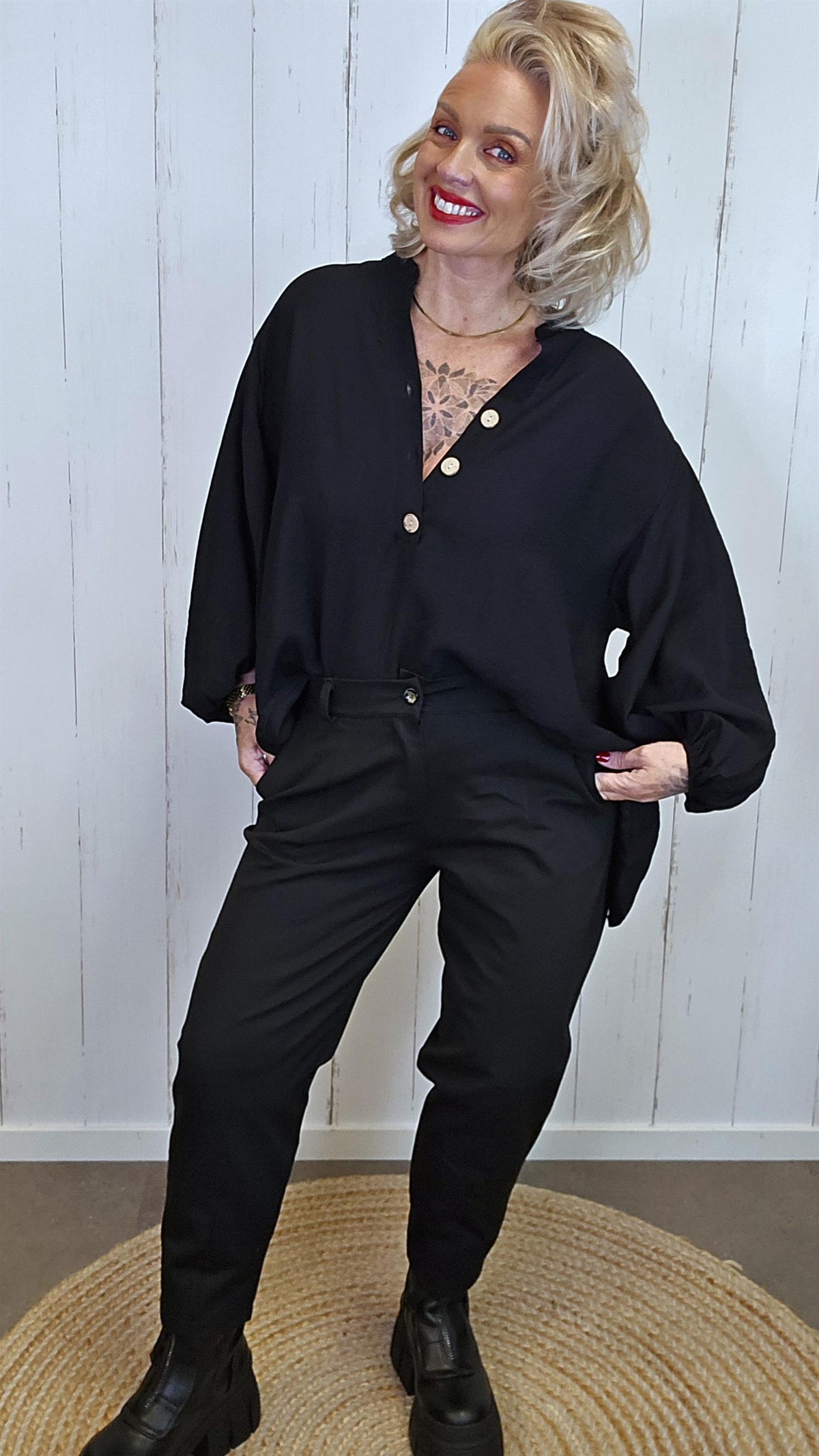 Pia bluse med puffermer og treknapper