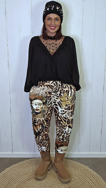 Frida bukse med leopardmønster