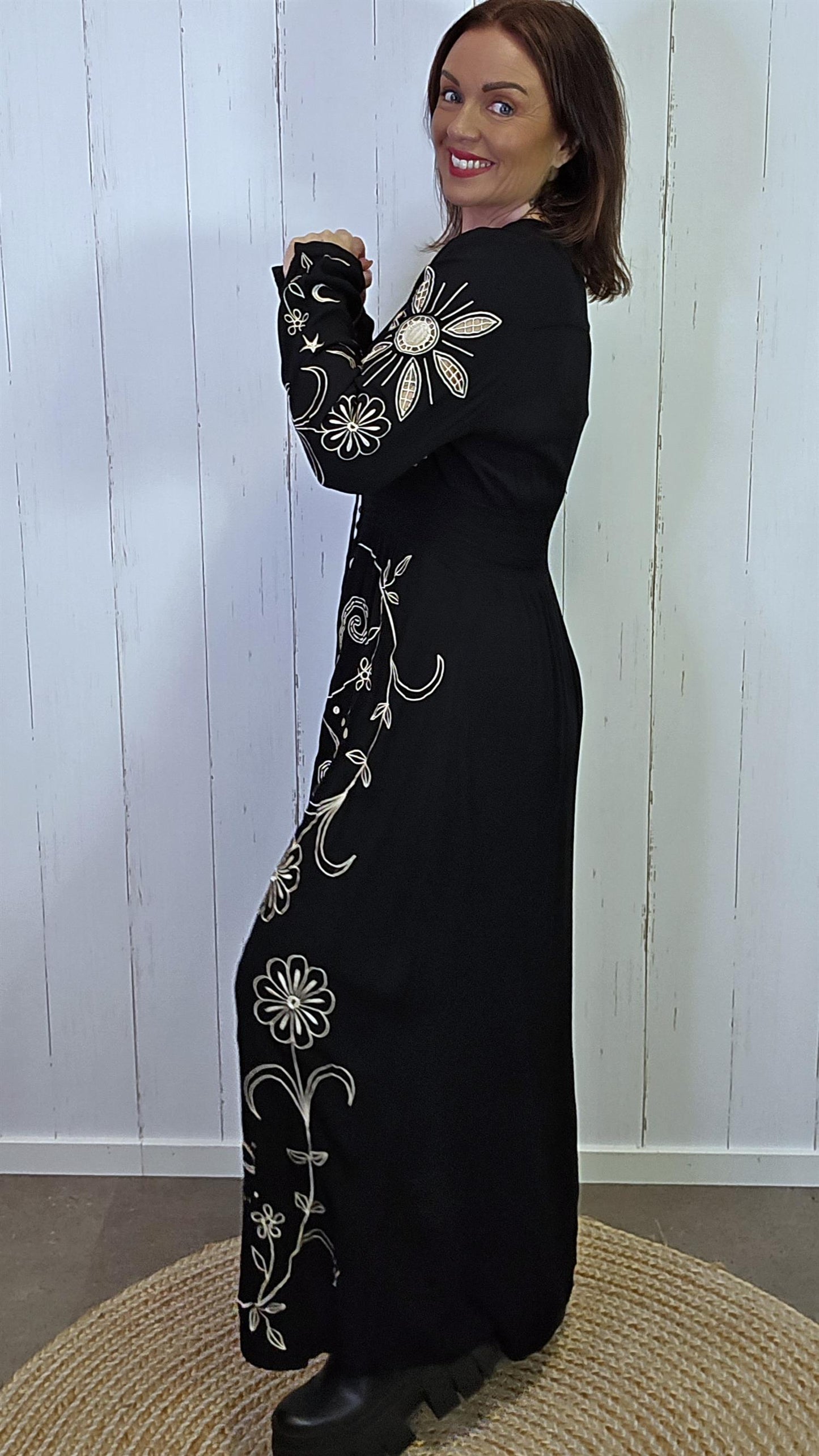 Selma brodert kjole svart