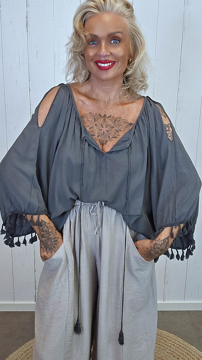 Marthe bluse med åpen skulder grå