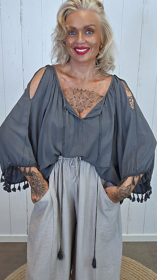 Marthe bluse med åpen skulder grå