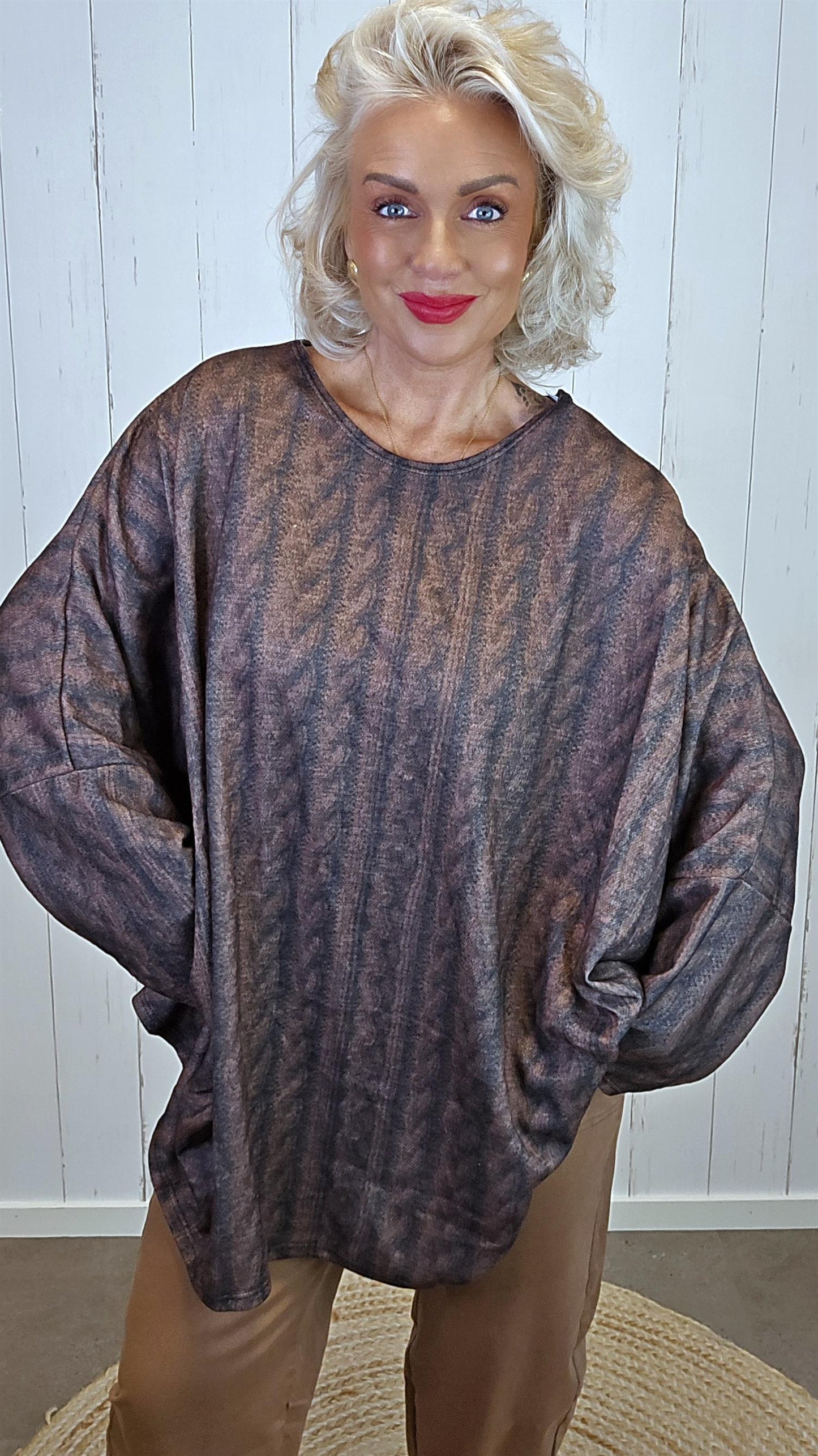 Genser med kabelstrikk-print brun