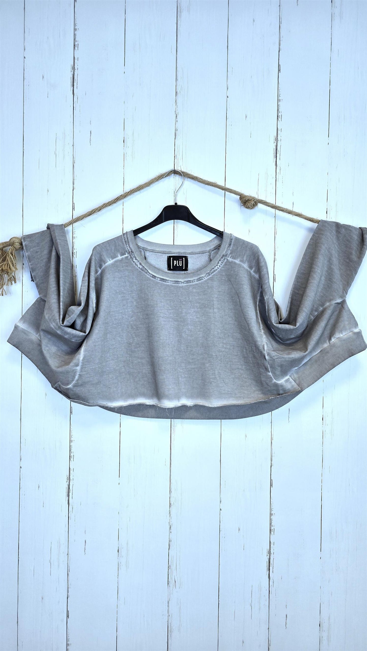 Wide extra short sweat cement