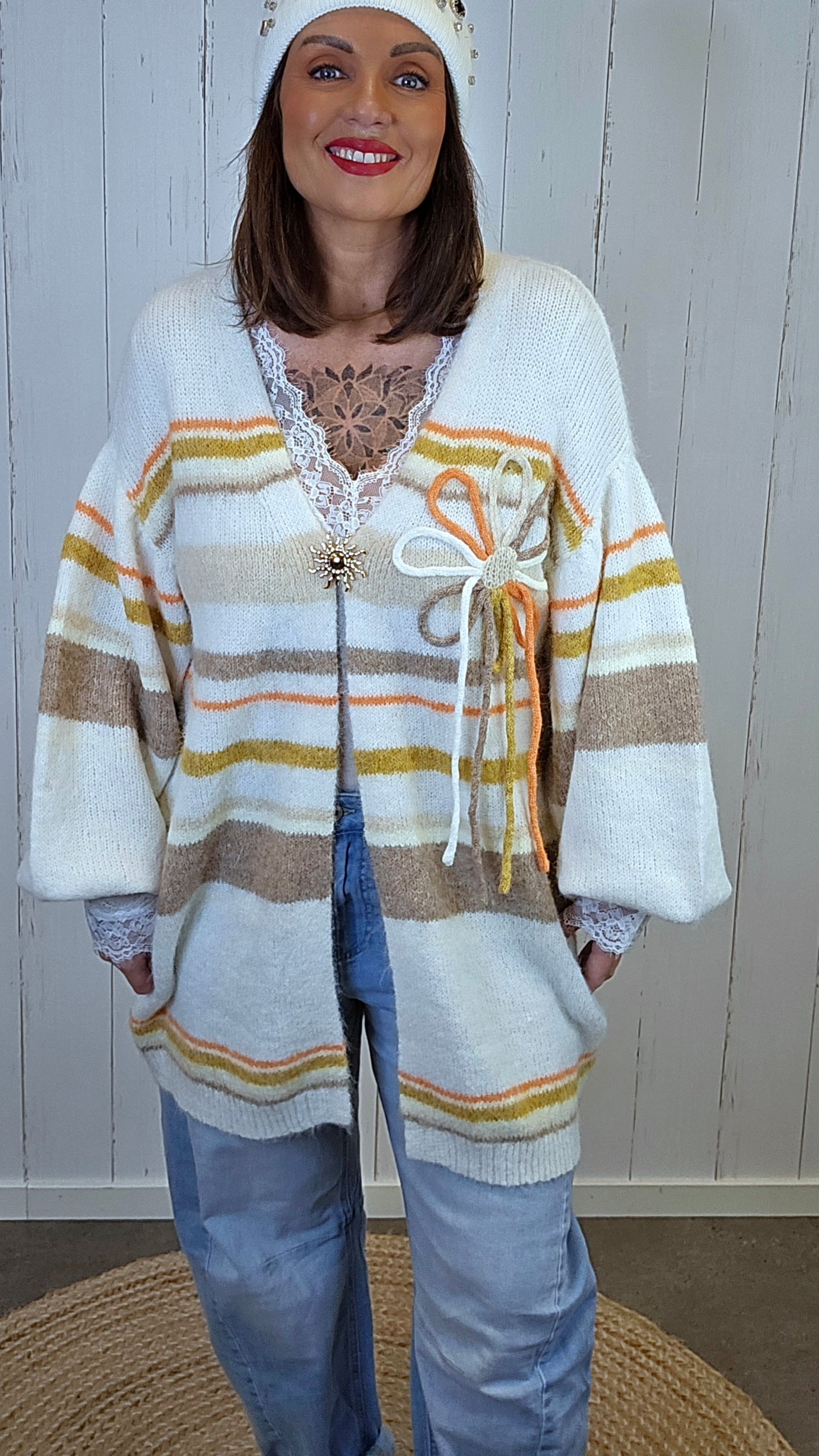 Stripet cardigan med brosje