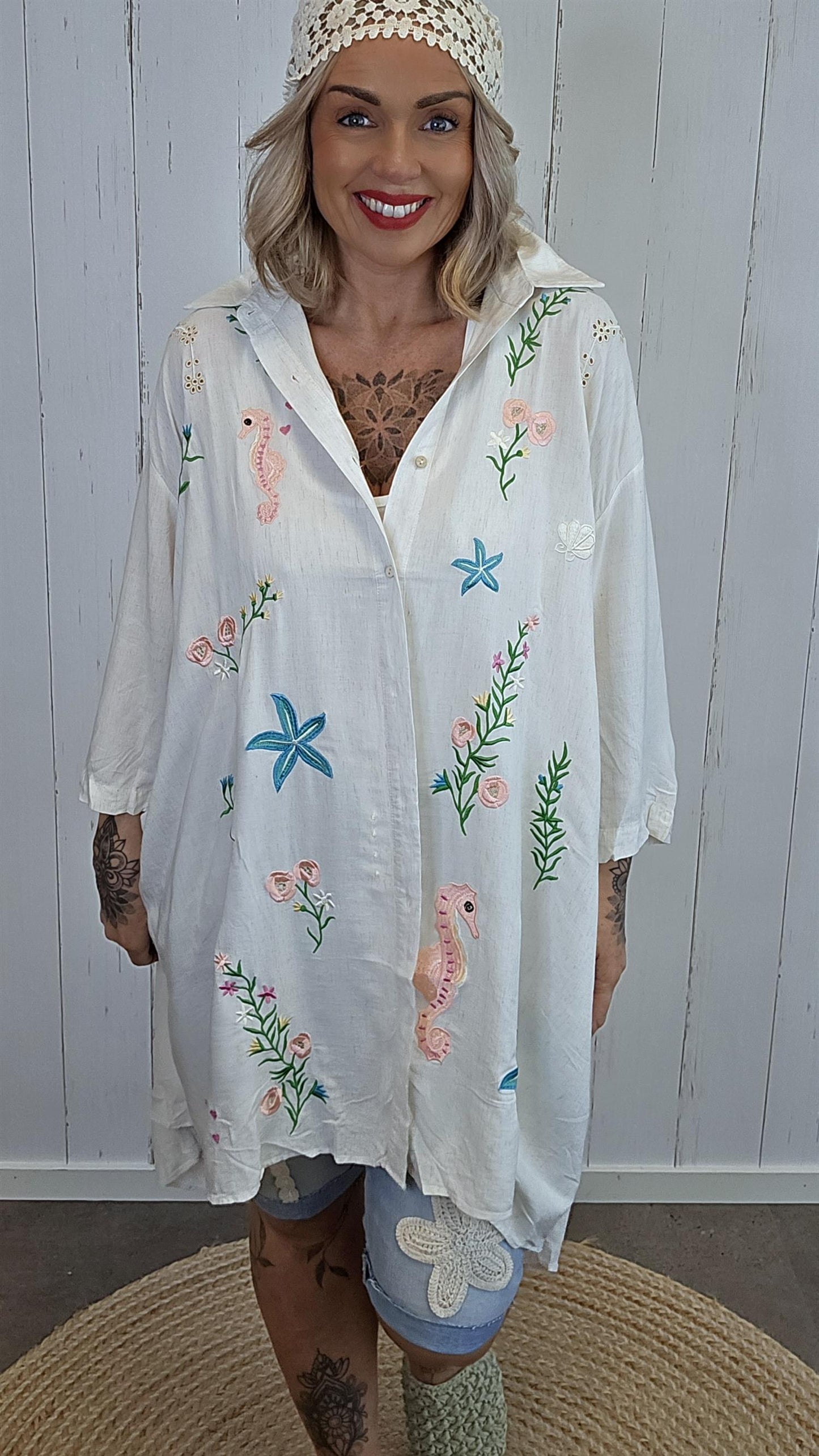 Beige skjortekjole med brodert mønster