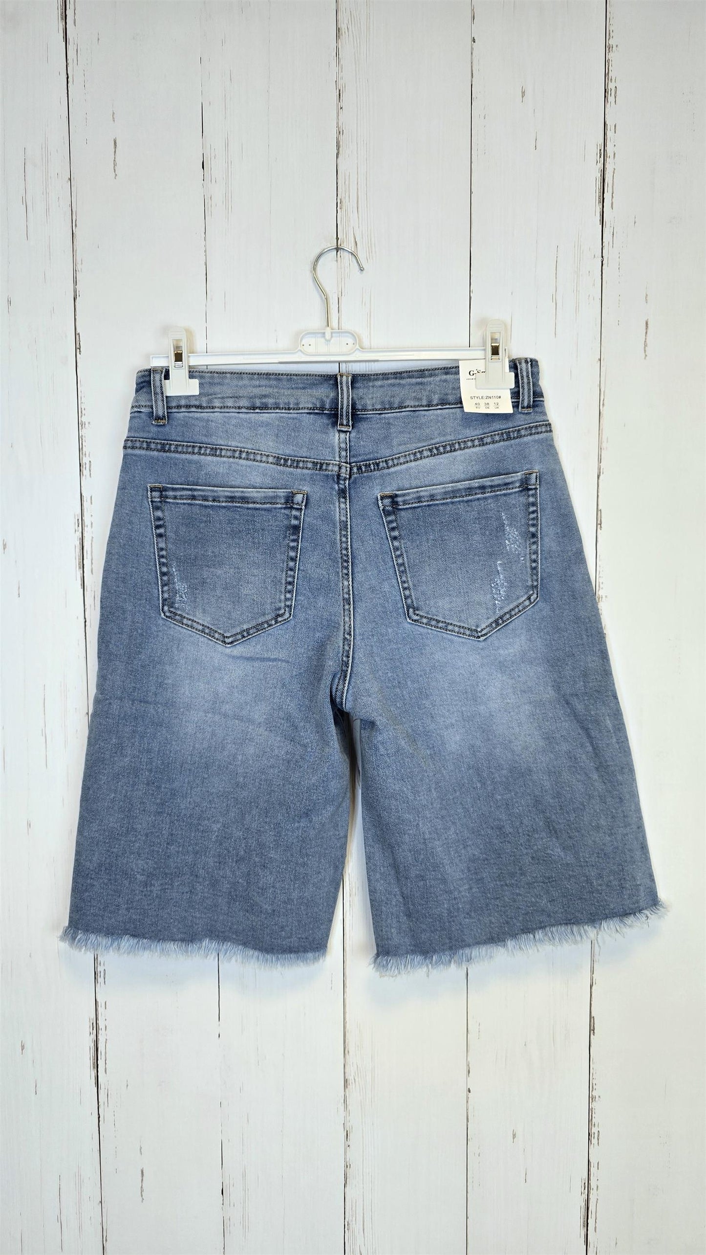 Jane jeansshorts med slitt kant