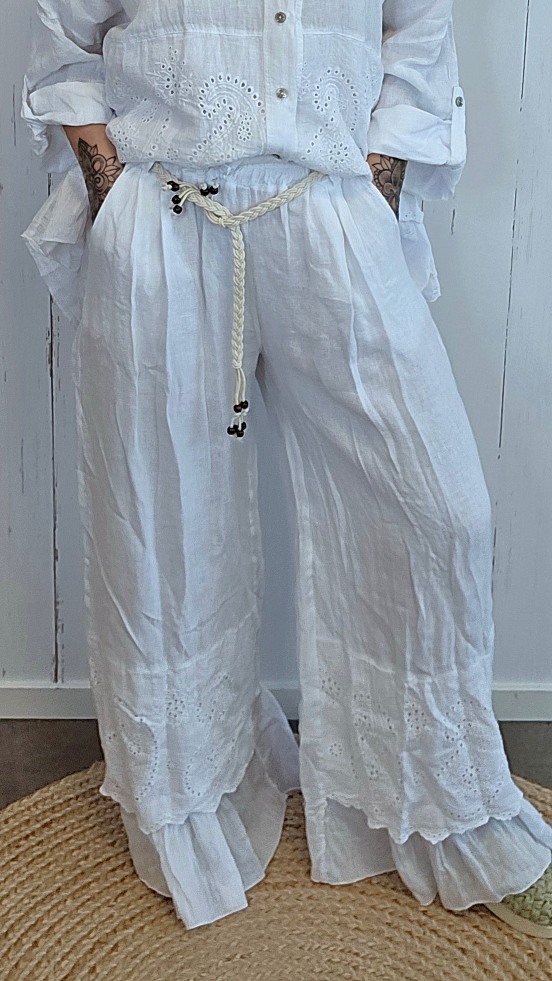 Bella linbukse med broderi hvit