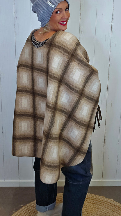 Celine rutete poncho med frynser