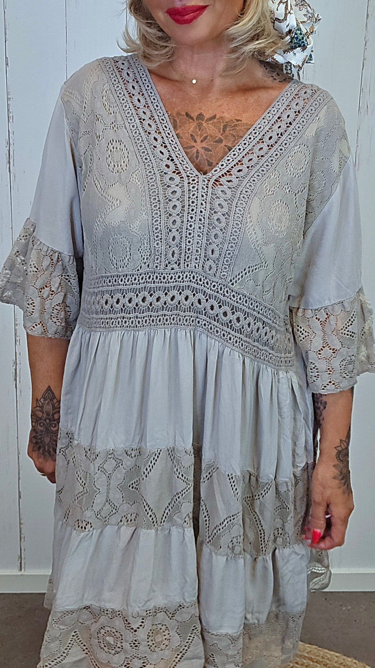 Maja Kjole med blondedetaljer taupe