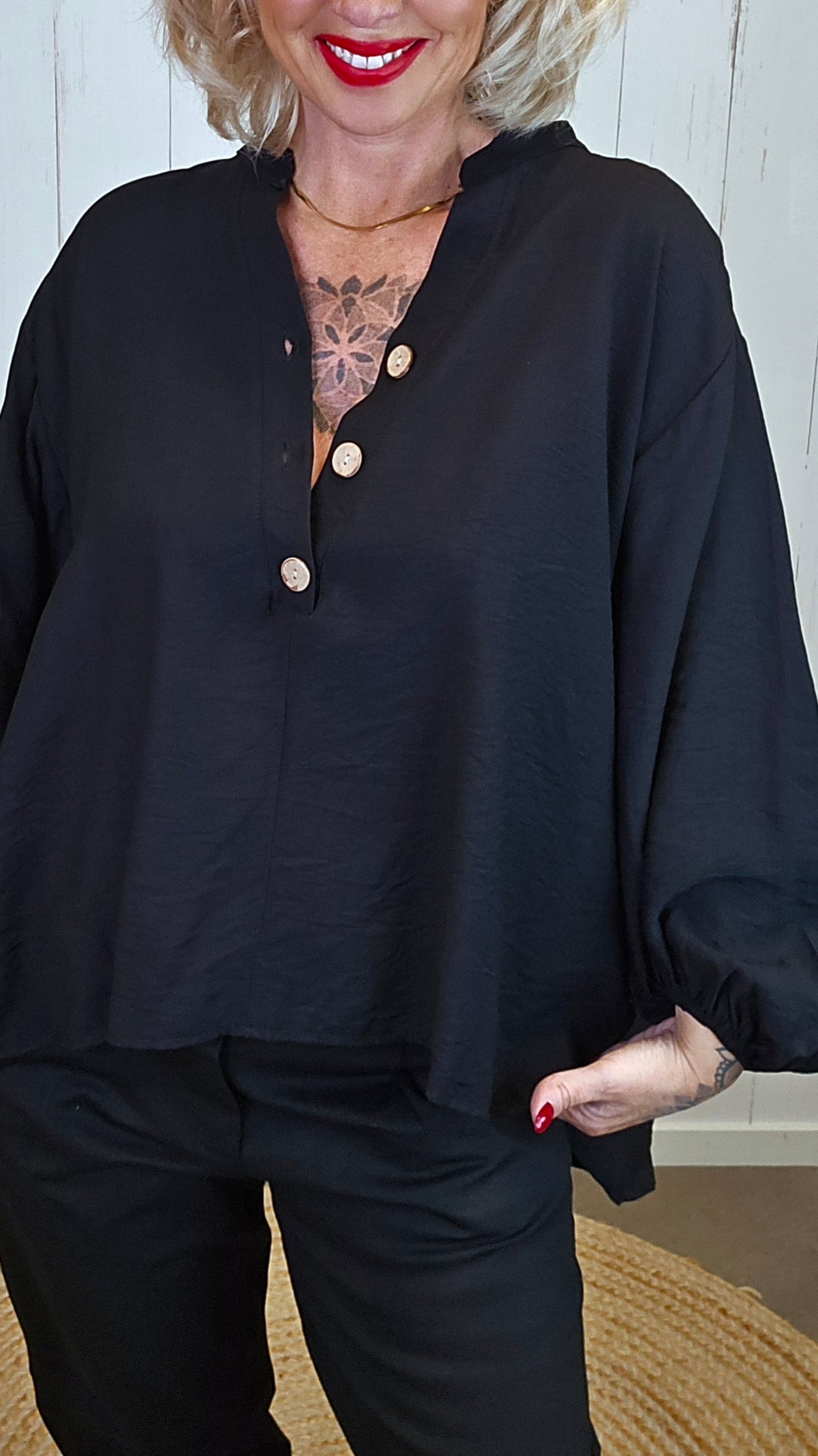Pia bluse med puffermer og treknapper