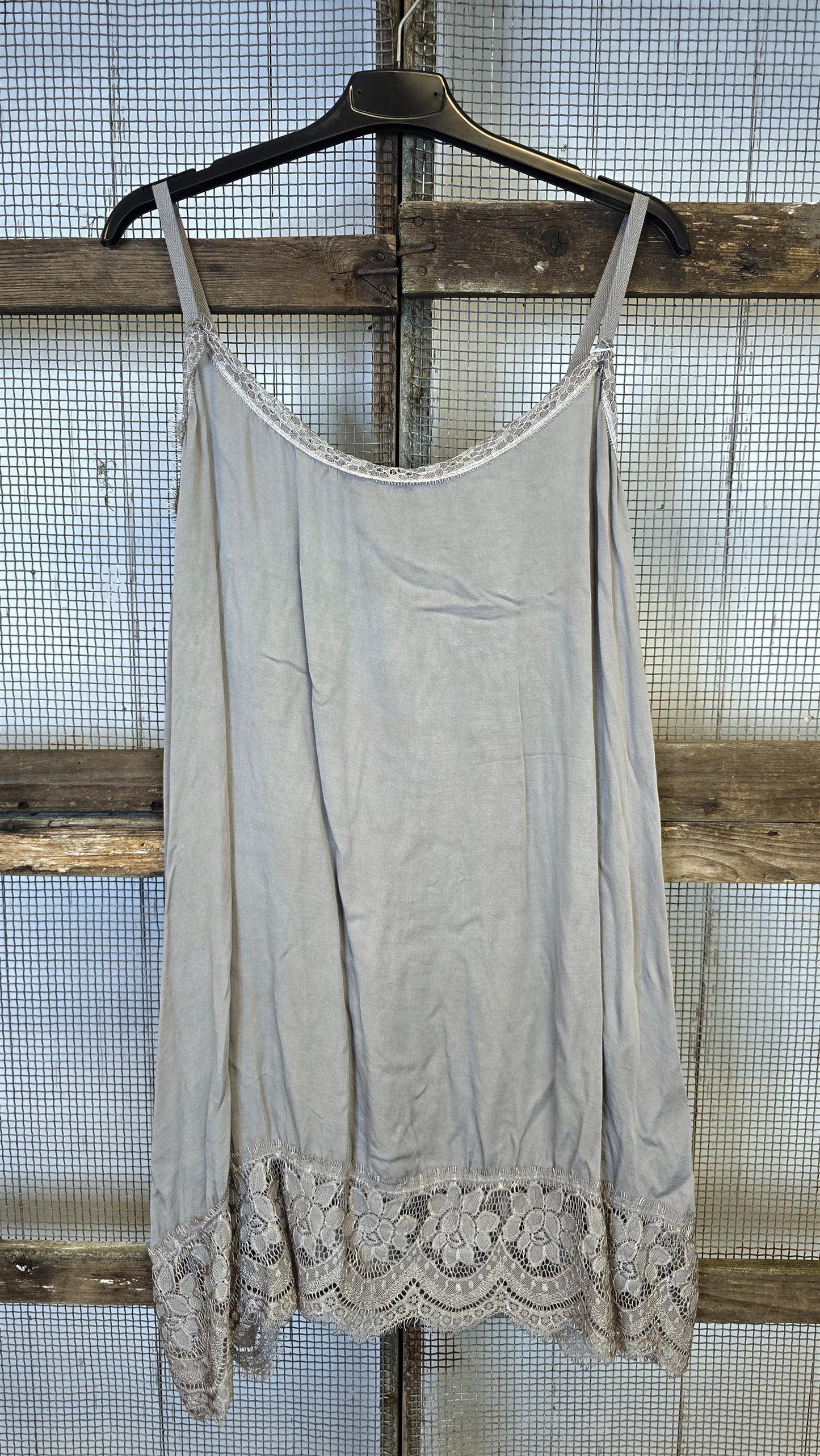 Evelina Singlet med blonder taupe
