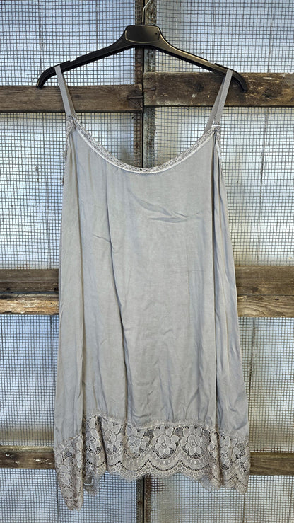 Evelina Singlet med blonder taupe