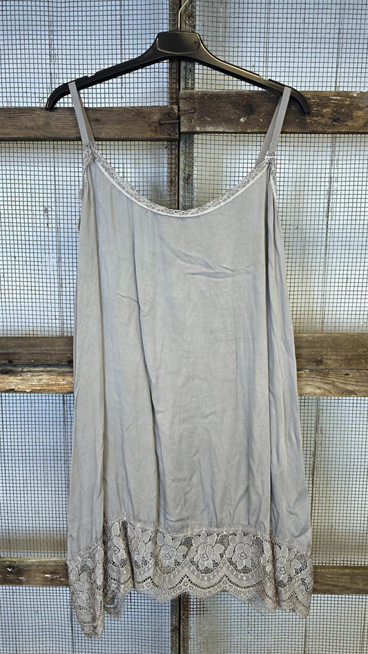 Evelina Singlet med blonder taupe