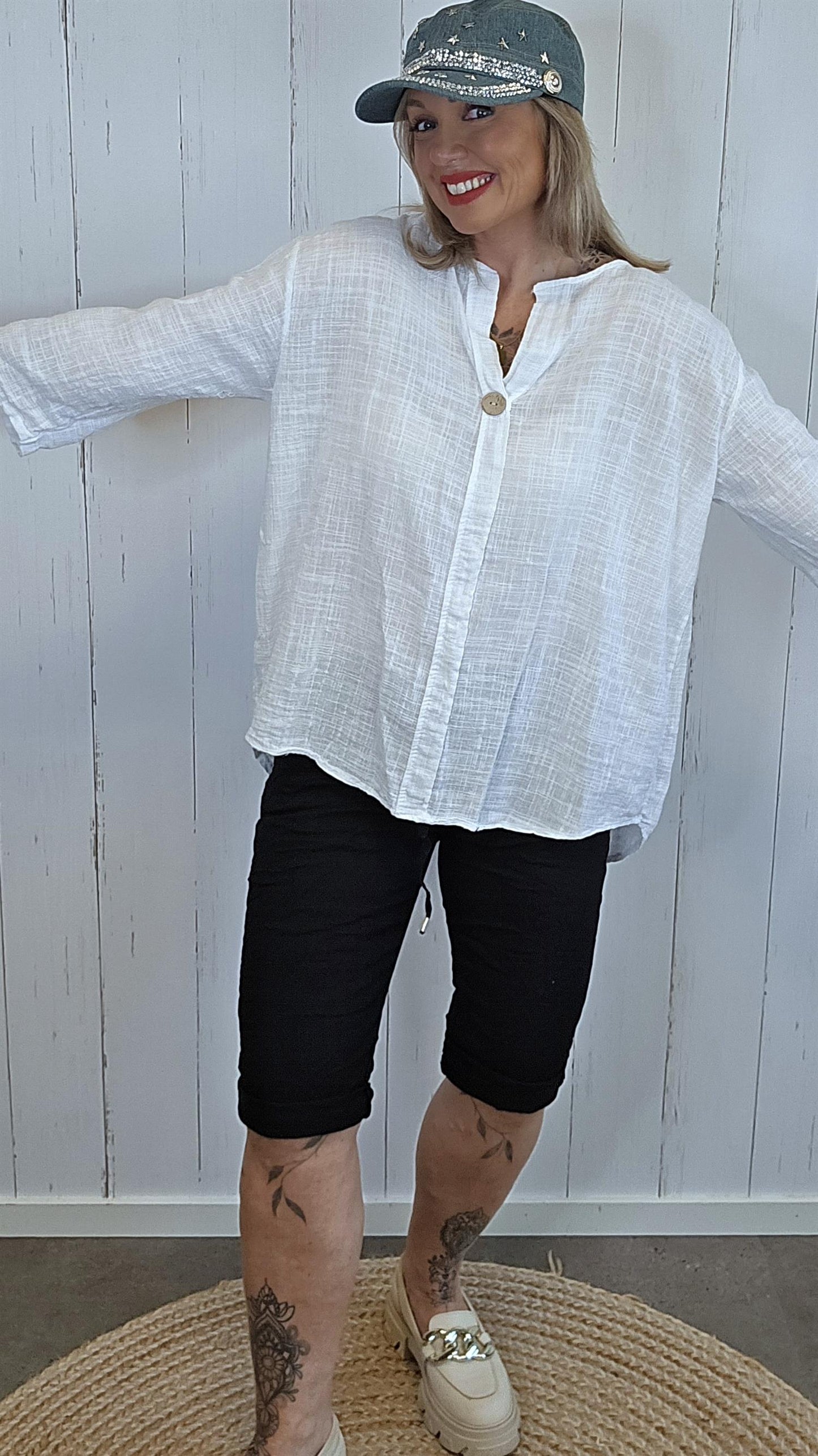 Betty bluse med dekorativ knapp