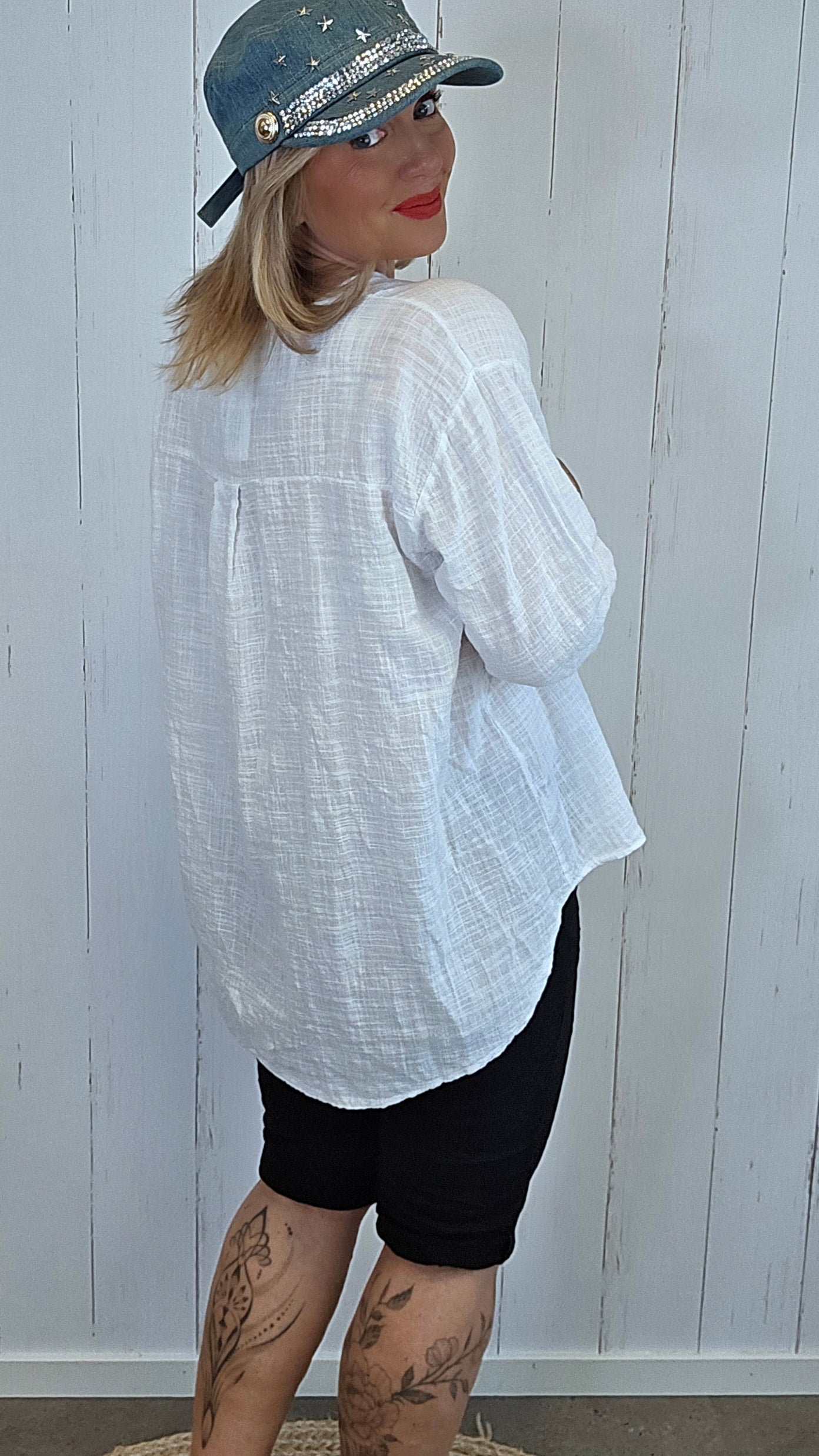 Betty bluse med dekorativ knapp